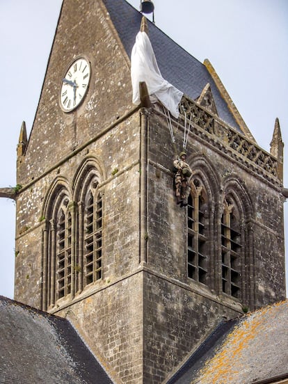 Sainte-Mère-Église es conocida por los paracaidistas del desembarco.