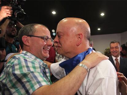 El alcalde de San Sebastián, Juan Carlos Izagirre (Bildu) se abraza a su antecesor, Odón Elorza (PSE), ayer en Madrid.