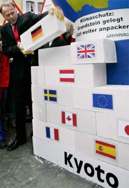 Alemania es uno de los 141 países firmantes del Protocolo de Kioto. En la imagen, el ministro alemán de Medio Ambiente, el <i>verde</i> Juergen Trittin, coloca una piedra en un monumento creado para celebrar el acuerdo para luchar contra la contaminación medioambiental en la ciudad de Bonn.