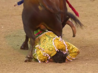 Emilio de Justo, debajo del toro en la primera de las dos volteretas que sufrió.