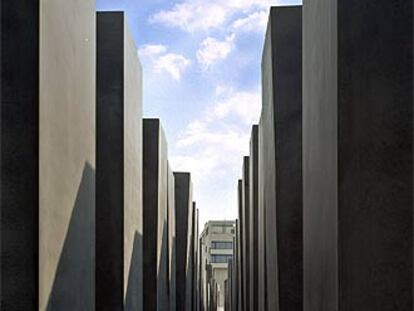Vista del monumento en la que se aprecia el pavimento de adoquines incorporado entre los 2.700 bloques de hormigón por el arquitecto Peter Eisenman.