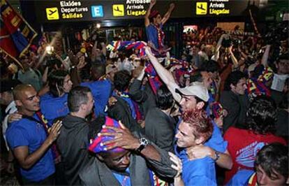 Aficionados y jugadores <i>granotes,</i> anoche, a la llegada del Levante al aeropuerto de Manises.