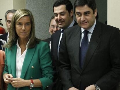 La ministra de Sanidad, Ana Mato, junto al consejero de Salud de Castilla-La Mancha, Jos&eacute; Ignacio Ech&aacute;niz, tras la reuni&oacute;n del Consejo Interterritorial de Salud. 