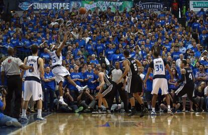 Vince Carter anota la canasta decisiva.