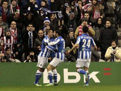 Griezmann (izquierda), celebra con sus compañeros el gol que ha marcado.