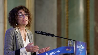 La ministra de Hacienda, María Jesús Montero, presenta a la ministra para la Transición Económica, Teresa Ribera, durante un desayuno informativo organizado por Nueva Economía Fórum, este jueves en Madrid.