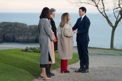 La presidenta de Cantabria, María José Sáenz de Buruaga (segunda por la derecha) da la bienvenida al lehendakari, Imanol Pradales.