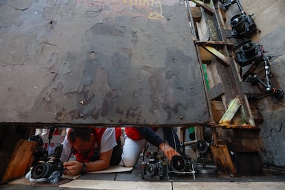 Los fotógrafos preparan sus cámaras con control remoto en la curva de Mercaderes antes del séptimo encierro de los Sanfermines 2025 este domingo en Pamplona. 