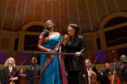 Reena Esmail, compositora, y Mei-Ann Chenn, directora de la Chicago Sinfonietta.