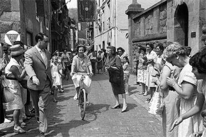 La reina Fabiola pasea en bicicleta por las calles de Zarautz durante sus vacaciones estivales de 1961.