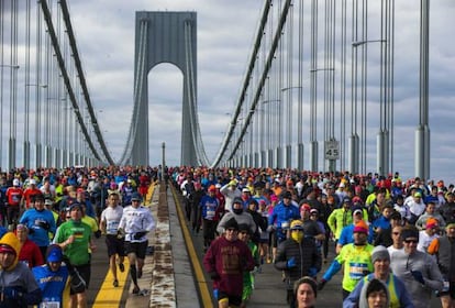 La multitud atraviesa el puente de Verrazano, que conecta los distritos de Staten Island y Brooklyn