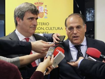 Miguel Cardenal, presidente del CSD, y Tebas, de la Liga, tras la reunión.