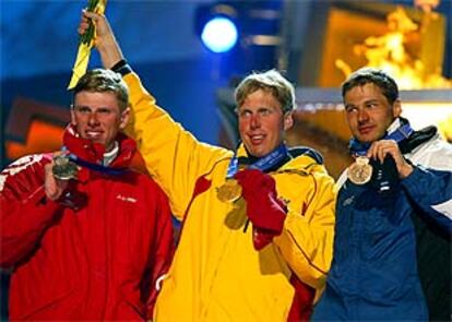 Muehlegg, en el centro, en la ceremonia de entrega de las medallas de los 50 km celebrada esta madrugada.