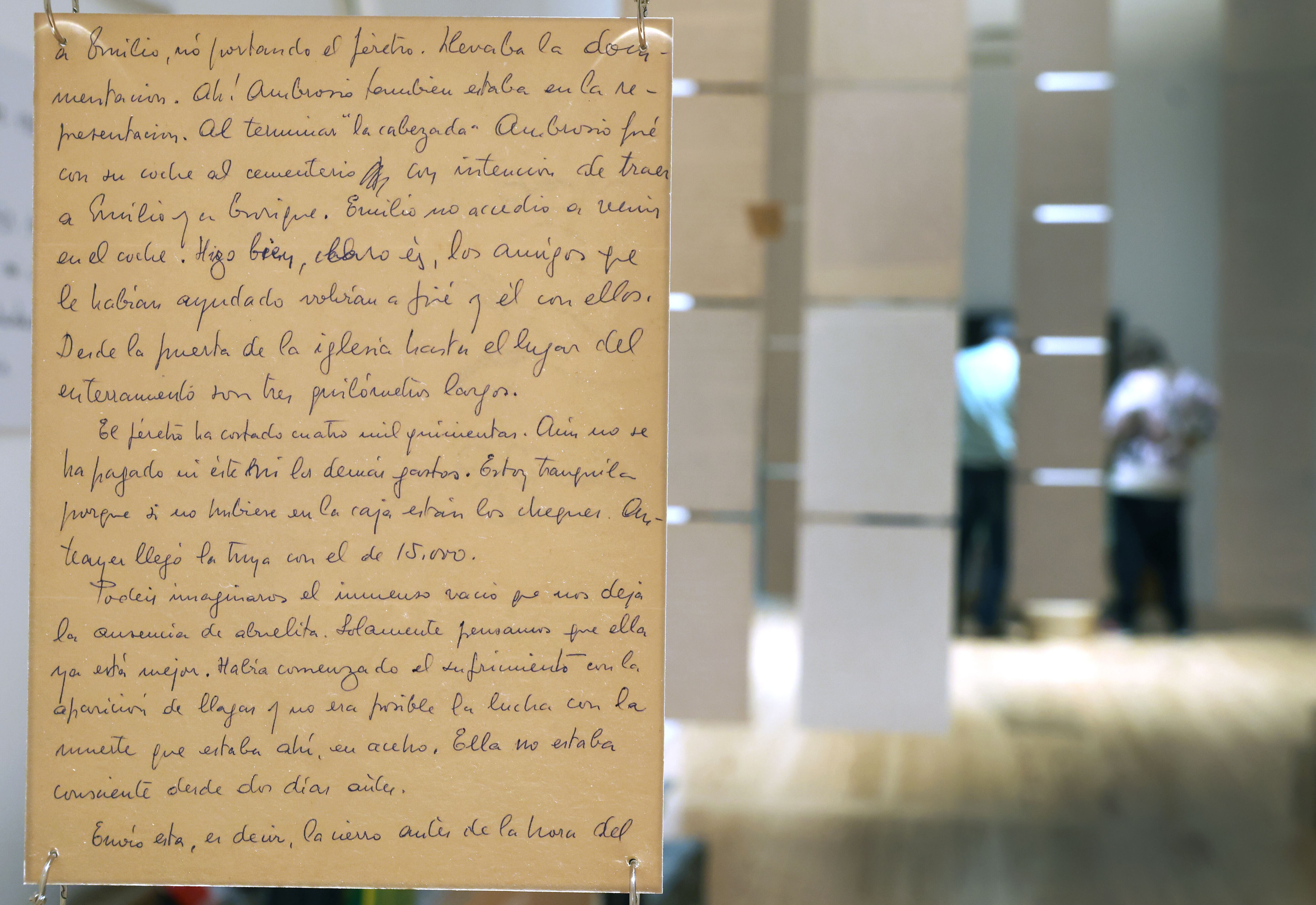 La cortina de cartas de María Fernández Grandizo que el visitante de la exposición deberá atravesar para acceder a la siguiente sala. 
