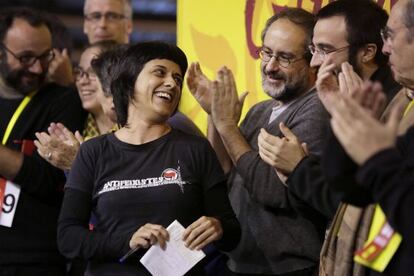 Anna Gabriel, Antonio Baños i Albert Botran a l'assemblea de la CUP.