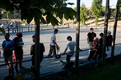 Chavales compartiendo cervezas en el 'skatepark' de Madrid Río, el viernes.