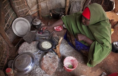 Una mujer cocina el desayuno en su casa, en Burao (Somalia).