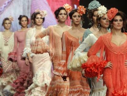 Modelos desfilando con la colección de Arte y Compas en la pasarela Simof.
