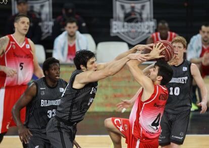 El jugador del Manresa Joan Creus es presionado por los jugadores del Bilbao Basket Mamadou Samb y Zoran Vrkic.