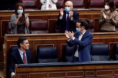 El presidente del Gobierno, Pedro Sánchez, es aplaudido por el vicepresidente segundo, Pablo Iglesias (d) y sus compañeros de partido tras su intervención en la moción de censura de VOX al gobierno de coalición, en el Congreso de los Diputados.