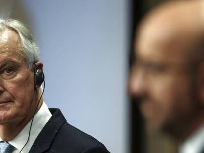 El negociador comunitario, Michel Barnier, con el presidente del Consejo, Charles Michel, este jueves en Bruselas.