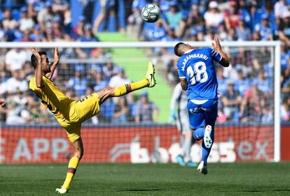 Sergio Busquets (a la izquierda) chuta el esférico ante Mauro Arambarri, del Getafe.