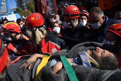 Una mujer tras ser rescatada, en Esmirna, este sábado.