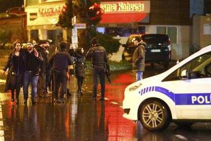 Una patrulla de policia s'apropa a l'escena de l'atac en una popular discoteca a Istanbul.