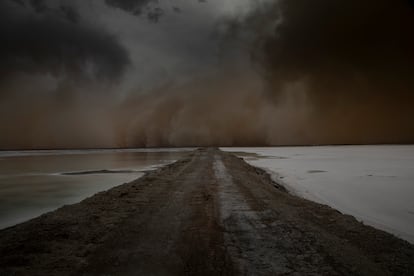 Vista general durante una tormenta de arena que envuelve el Lago Esmeralda en la ciudad de Da Qaidam, este miércoles, prefectura autónoma mongola y tibetana de Haixi.