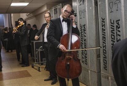 Miembros de la Orquesta Filarmónica de Novosibirsk ensayan antes de un concierto.