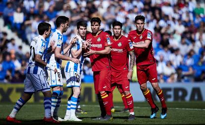 Los jugadores del Getafe y la Real, en Anoeta.