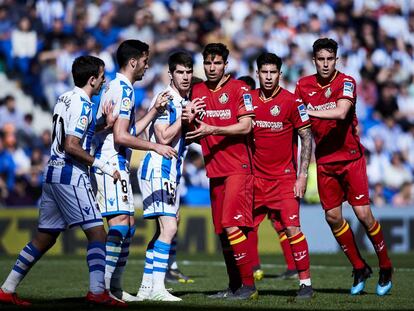 Los jugadores del Getafe y la Real, en Anoeta.