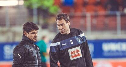 El fisio Manu Sánchez junto a Iñaki Bea.