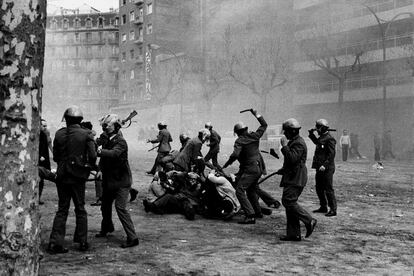 'Actuación policial contra manifestantes', 1976. La imagen más conocida de Armengol, uno de los iconos de la Transición española, tras publicarse en diarios como 'The New York Times', 'Der Spiegel' o 'Paris-Match' (Gelatina de plata, copia actual, 37x46 cm).