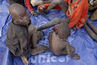 Asistencia de Unicef a niños del sur de Sudán desplazados en 2005 por la guerra.