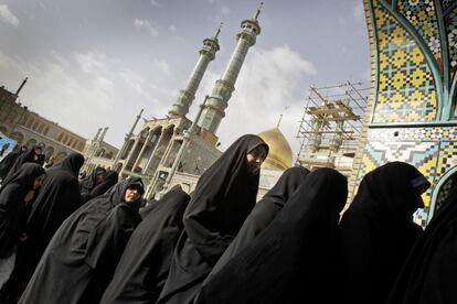 Un grupo de mujeres hace cola frente a un colegio electora en Qom, a 125 kilómetros al sur de Teherán.