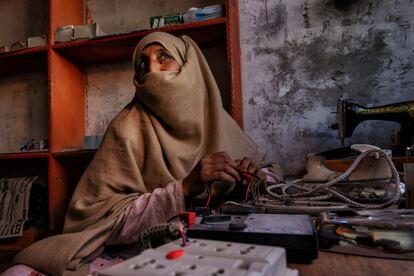 Shanina Batool se ha hecho electricista rodeada por el escepticismo de los hombres en el Gilgit-Baltistán. "Me preguntaban por qué hacía un trabajo de hombres. No sé por qué, pero siempre he creído que tenía talento para reparar aparatos eléctricos, así que he hecho lo que me parecía que tenía que hacer", señala. 