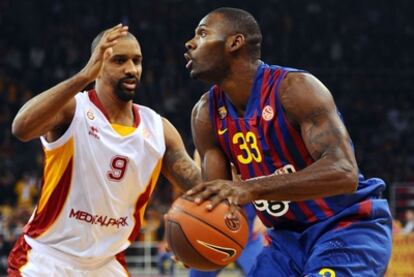 Pete Mickeal, defendido por Shumpert, en el partido ante el Galatasaray.