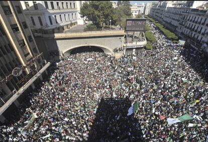 Miles de argelinos protestan en Argel este viernes contra la permanencia en el poder del presidente Abdelaziz Buteflika.