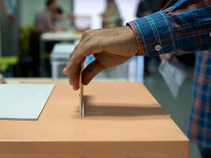 Un hombre deposita su voto en un colegio electoral de Valencia durante las pasadas elecciones municipales y autonómicas.