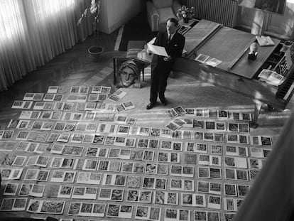 André Malraux posa en su casa en 1947 rodeado de reproducciones de obras de arte.