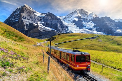 El tren de cremallera que sube a la estación de Jungfraujoch, la más alta de Europa. 