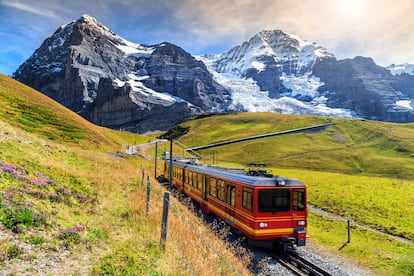 El tren de cremallera que sube a la estación de Jungfraujoch, la más alta de Europa.