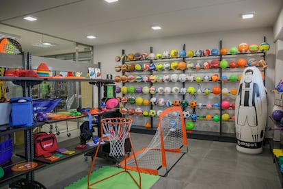 Un muestrario de balones y otro tipo de material deportivo, en la sede de Elk Sport, en Zaragoza.