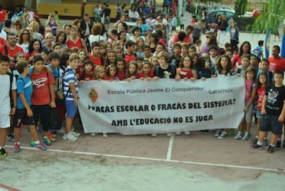 Niños y niñas del colegio público Jaume El Conqueridor, protestan por la falta de profesores.