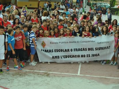 Niños y niñas del colegio público Jaume El Conqueridor, protestan por la falta de profesores.