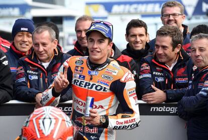 Márquez celebra la pole en Australia.