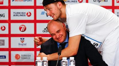 Doncic abraza a Pablo Laso durante una rueda de prensa.