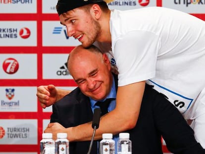 Doncic abraza a Pablo Laso durante una rueda de prensa.