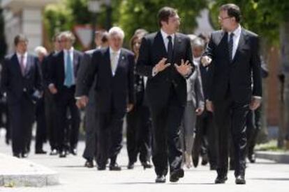 El presidente del Gobierno español, Mariano Rajoy (d), conversa con el primer ministro portugués, Pedro Passos Coelho (i), hoy en el recinto del Palacio de la Moncloa donde se ha celebrado la XXVI cumbre bilateral España-Portugal.